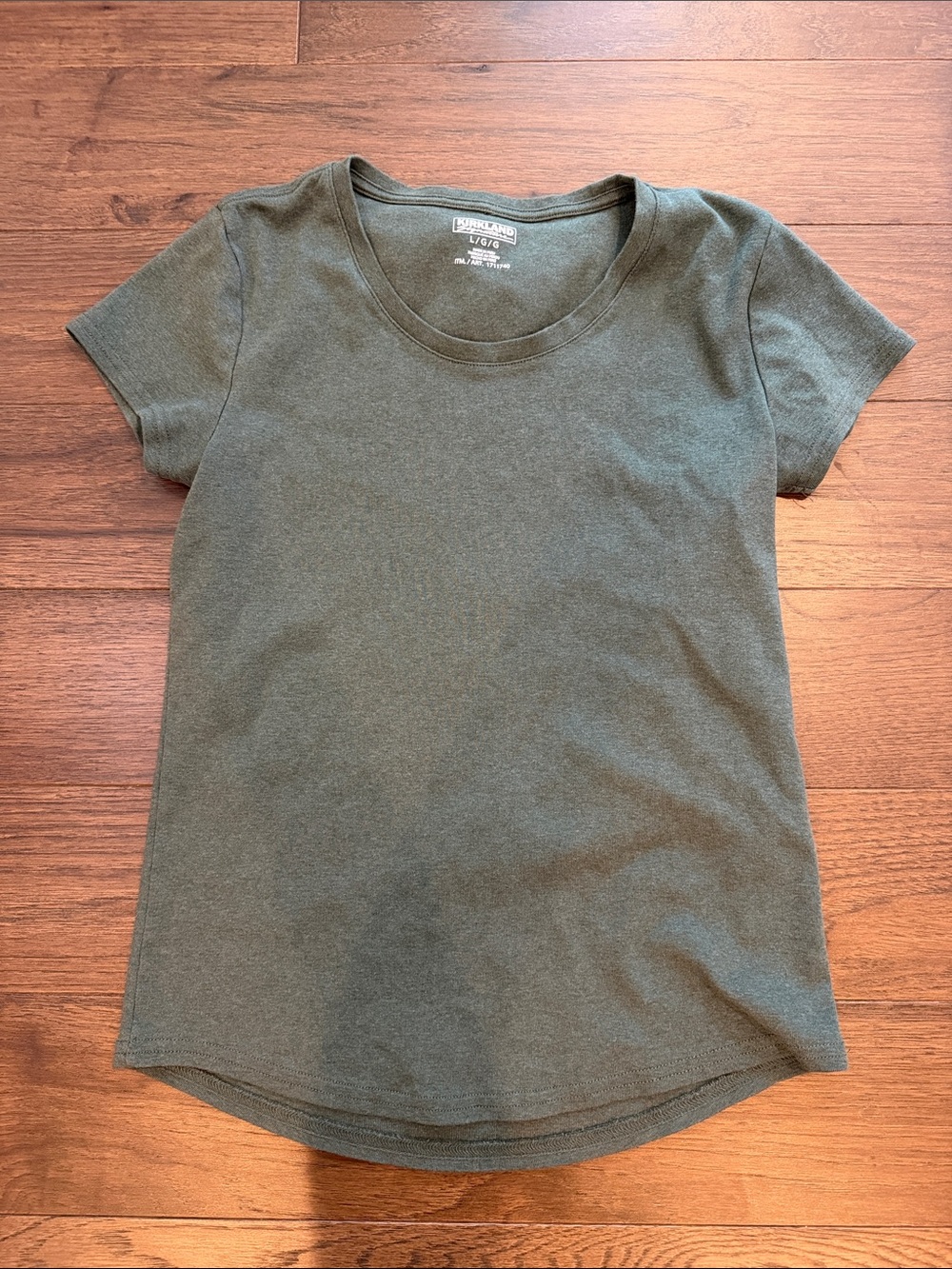 Kirkland Signature Scoop Neck Tee in Olive Size Large - C45-074